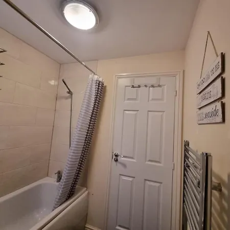 To Let In A House Λιντς