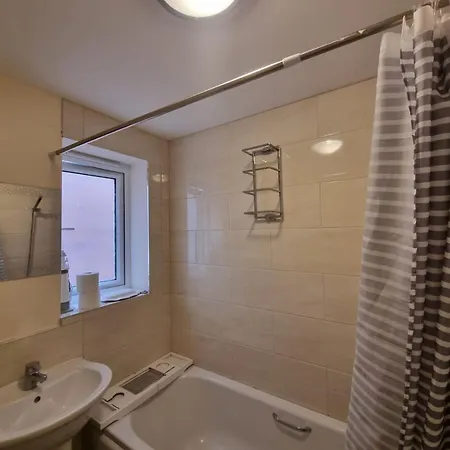 To Let In A House * Leeds (West Yorkshire)